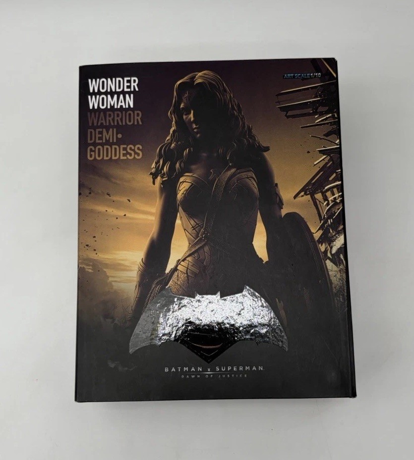 Batman vs Superman Wonder Woman Warrior Demi-Goddess Figure Iron Studios