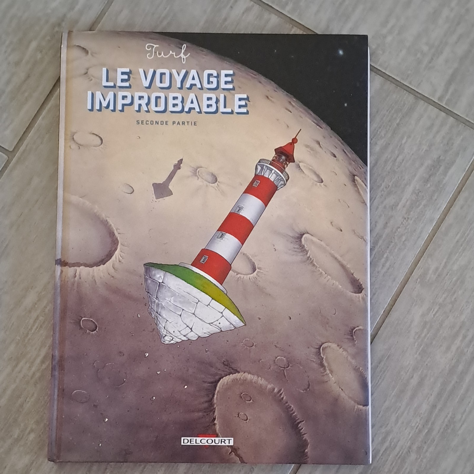Delcourt. Le Voyage improbable 2 Par Turf En EO Et TBE.