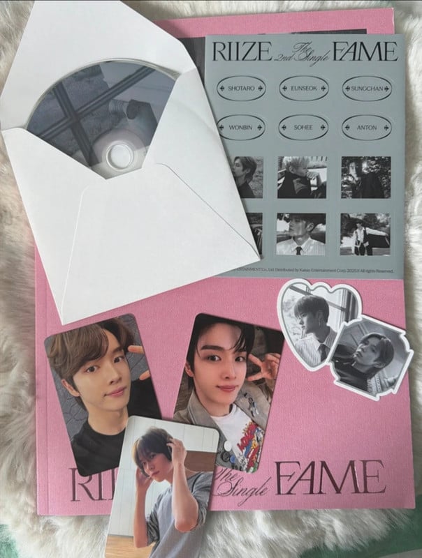 Riize fame album with Sungchan and Eunseok photocards
