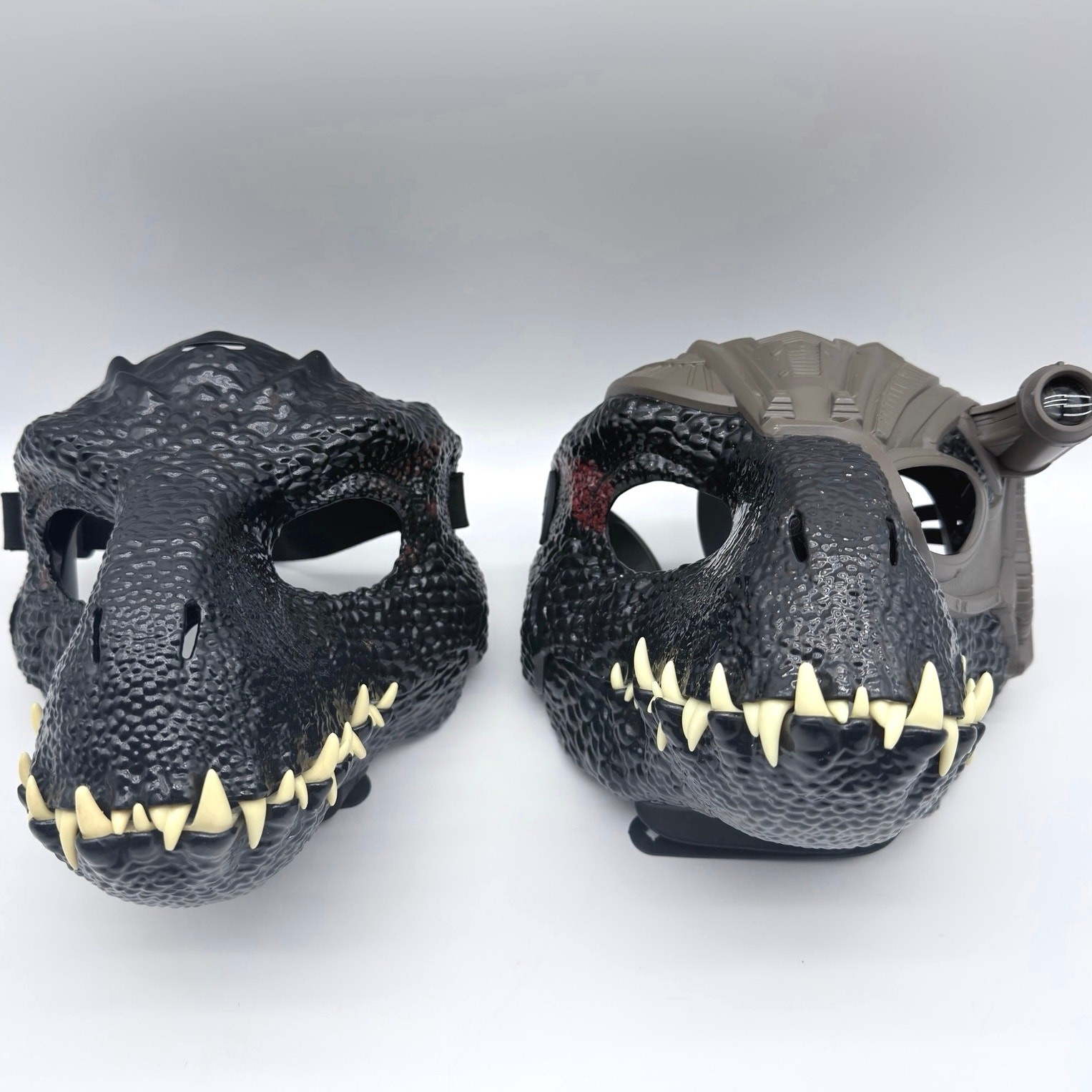 Pacchetto maschera dinosauro Jurassic World Track N' Roar Indoraptor (2023) Mattel nero