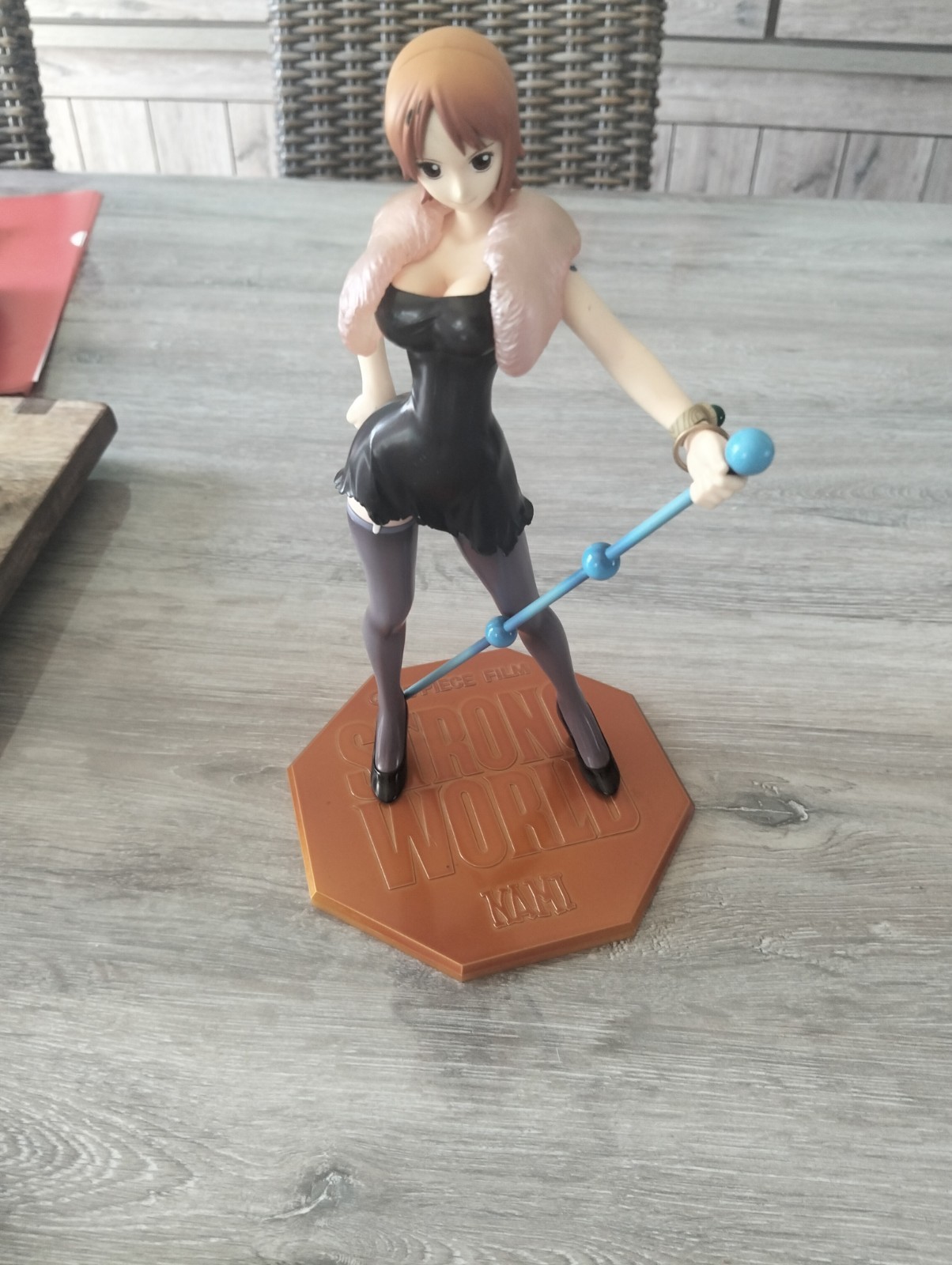 BANPRESTO Figurine One Piece Film Strong World Nami sur socle