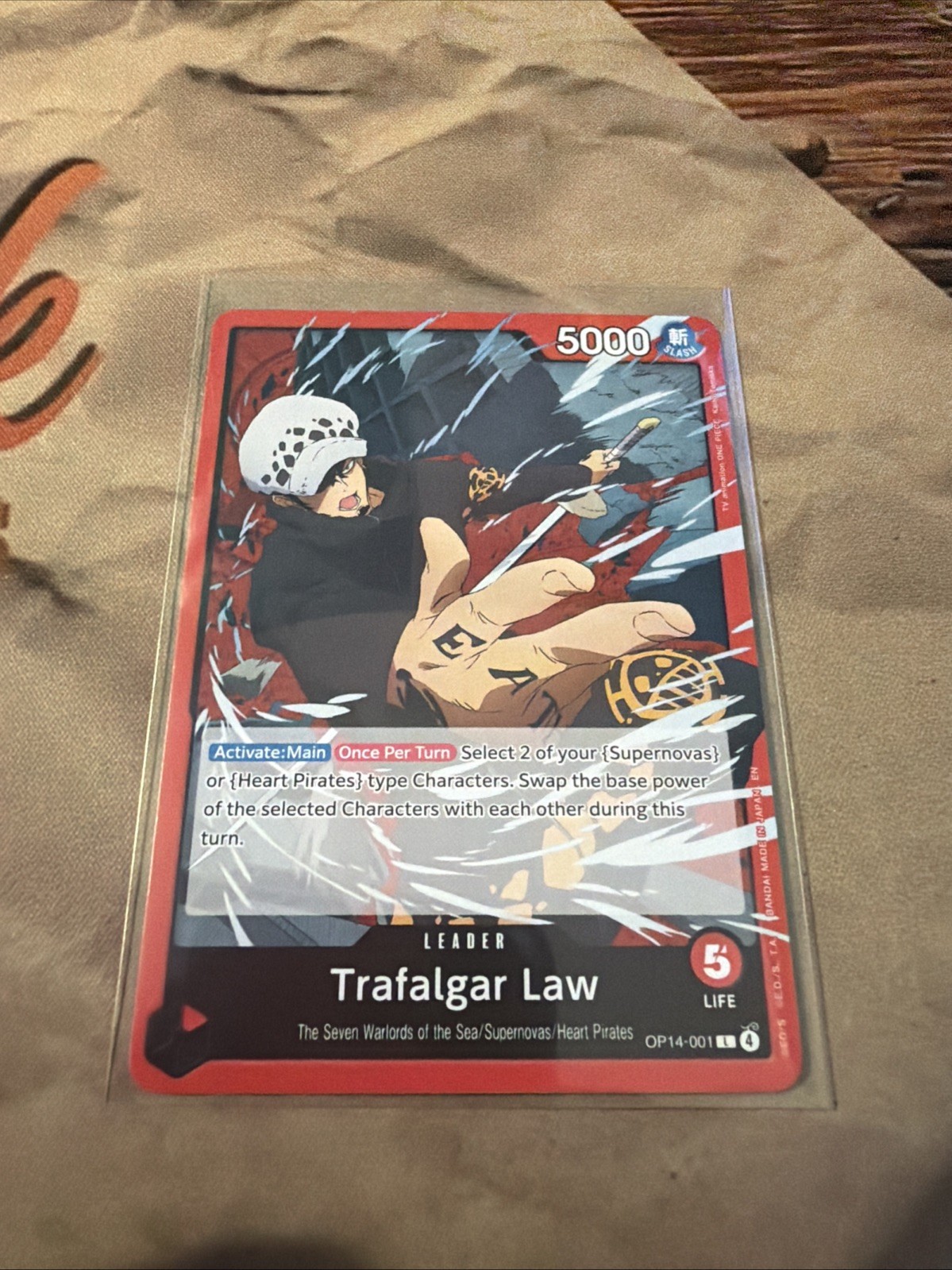 One Piece The Azure Sea’s Seven Trafalgar Law OP14-001 Leader Base Inglese