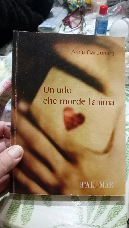 Libro Un urlo che morde l'anima di Anna Carbonara
