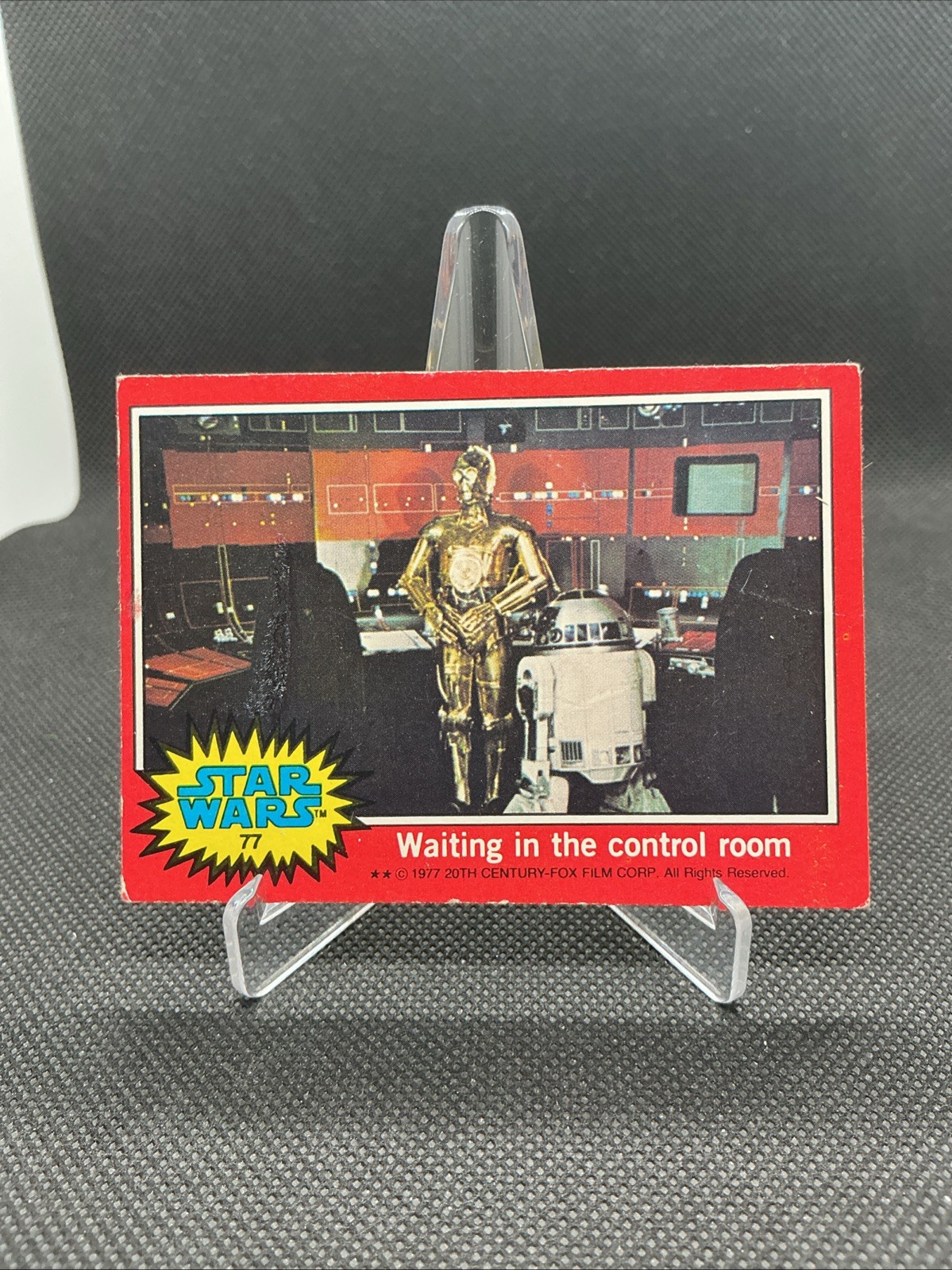 1977 Topps Star Wars Aspettando nella sala di controllo #77