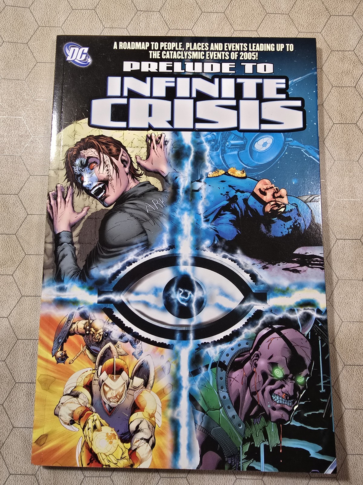 DC Comics: Preludio alla crisi infinita - Copertina tascabile commerciale