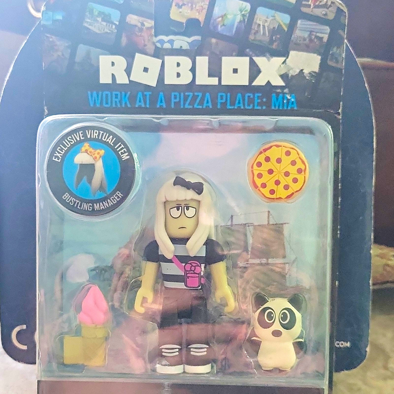 Modellino Roblox Work at a Pizza Place Mia in scatola con accessori checklist