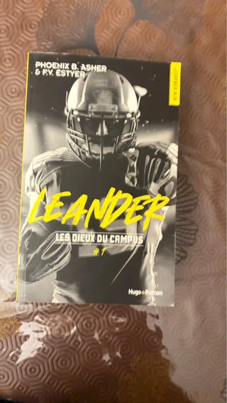 Livre broché Hugo roman- dieux du campus