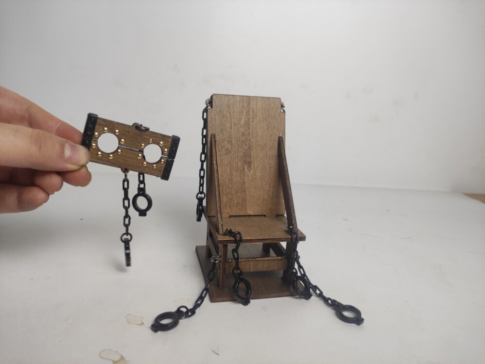Dispositivo di tortura in legno 1/12 sedia manette piedi catene soldato scena fai da te