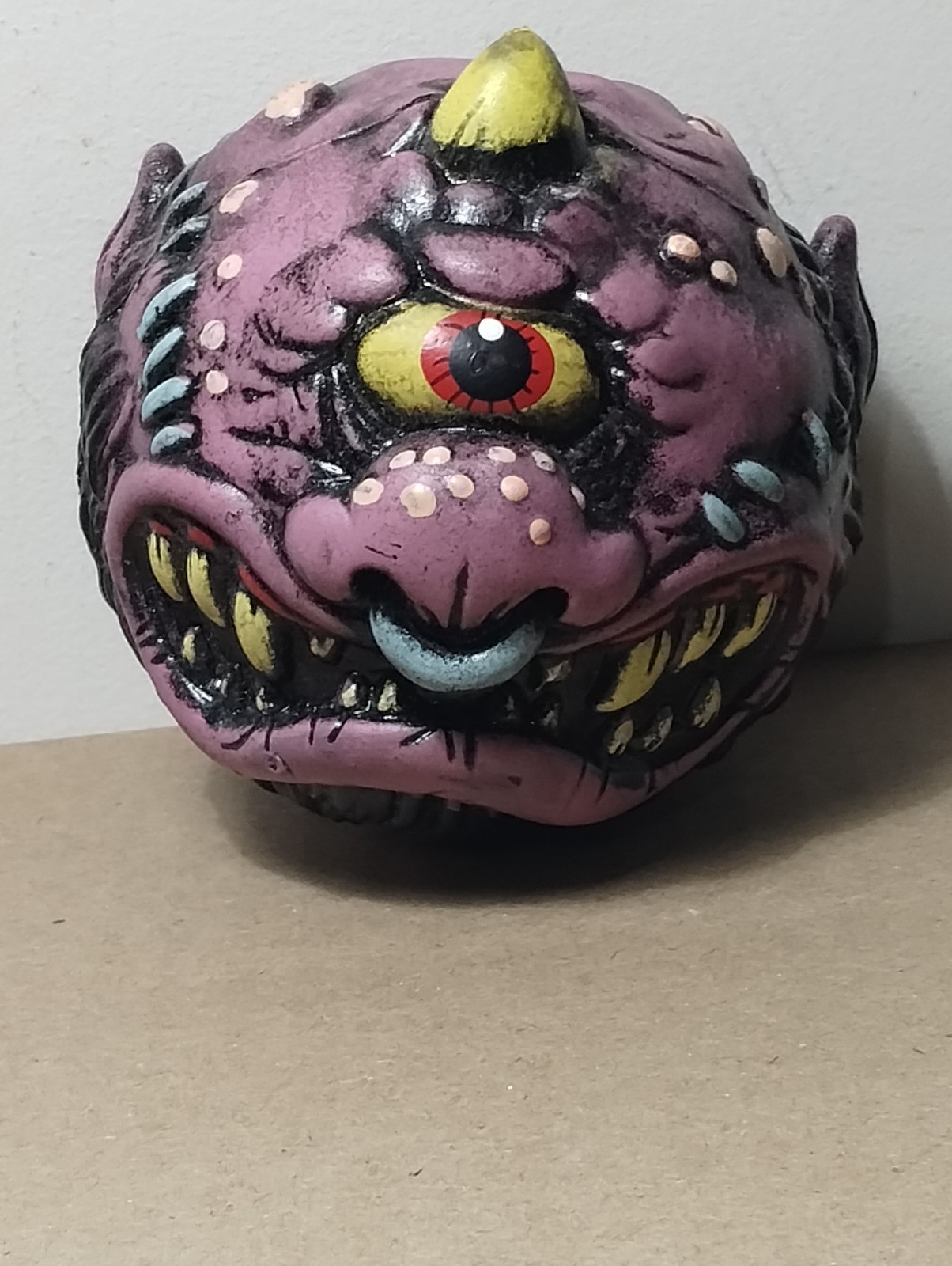 Modellino MADBALLS 2018 Kidrobot testa di corno palla di schiuma