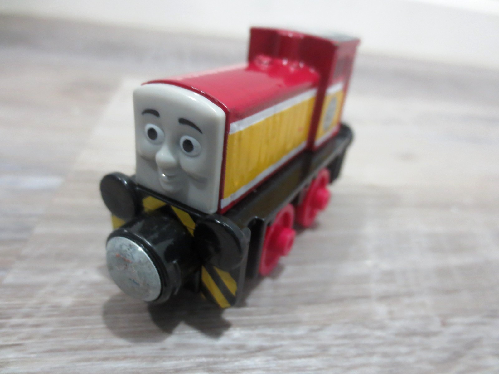 Thomas & Friends Take N Play Along Diecast Train DART Round Magnet GUC!
