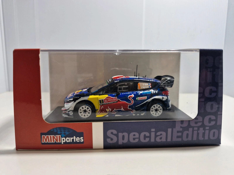 Vitrine un peu fissurée Ford Fiesta WRC Ogier Rallye Portugal 2017 1/43