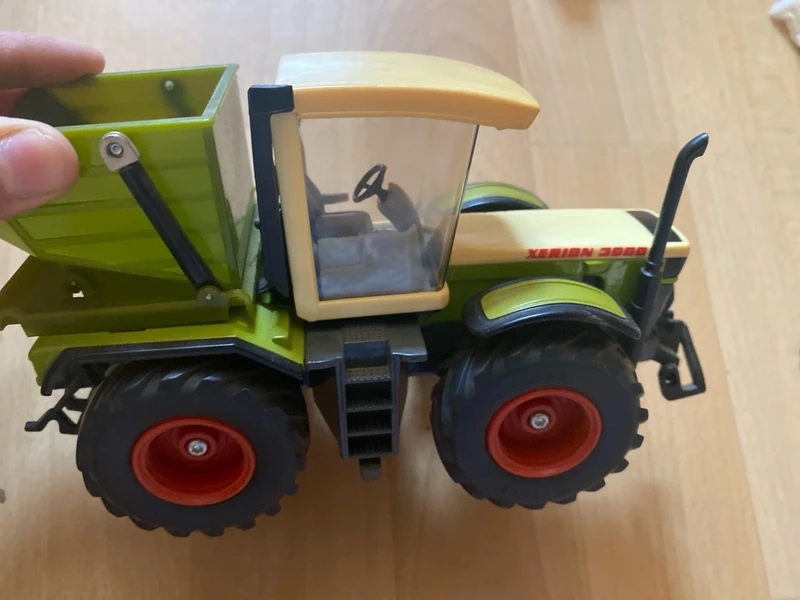 Siku Claas Xerion 3000 mit Muldenkipper / Anhänger