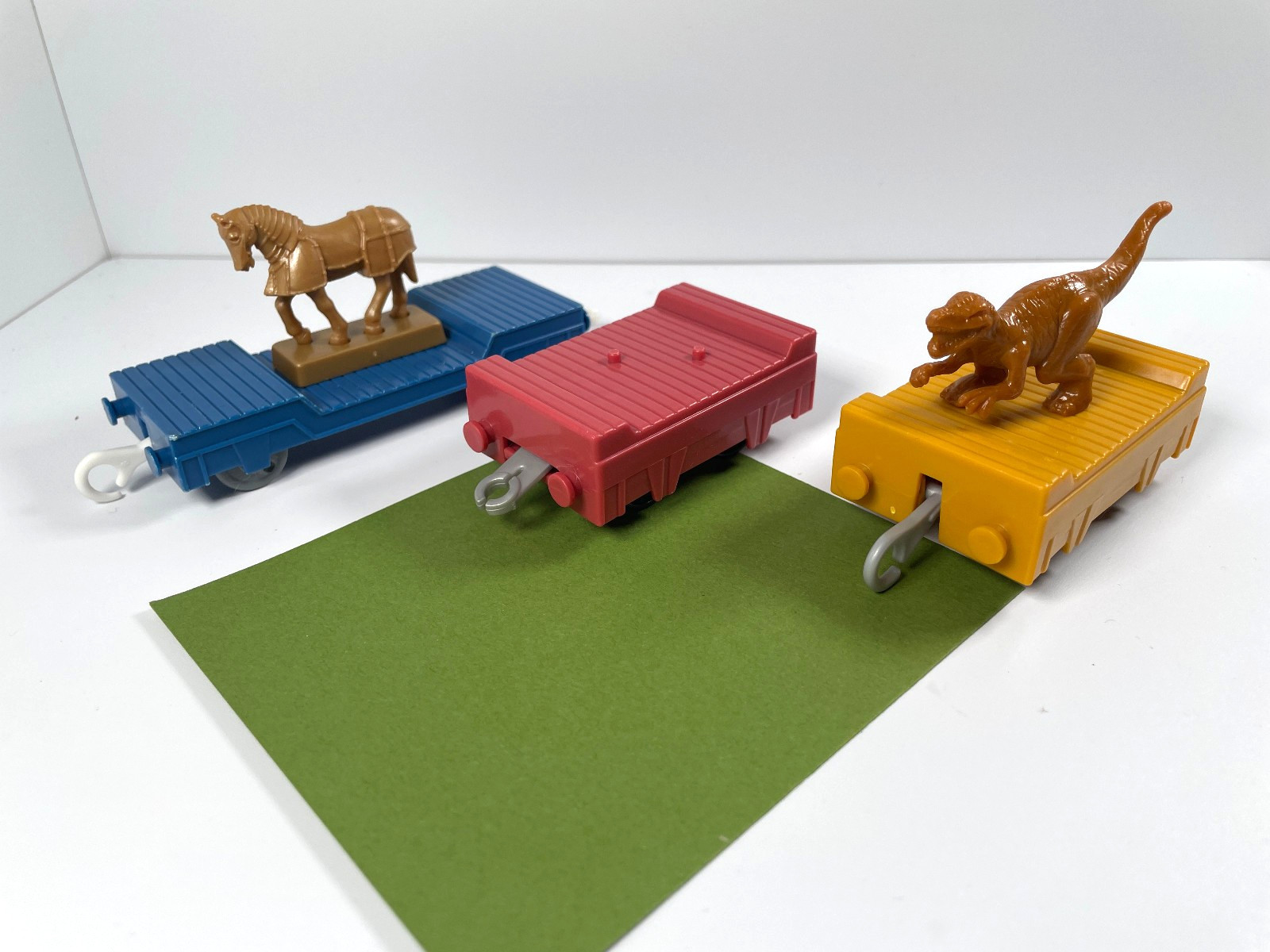 Thomas & Friends 2009 Trackmaster Cargo Blue Flatbed Horse Statue 2014 Dinosaur