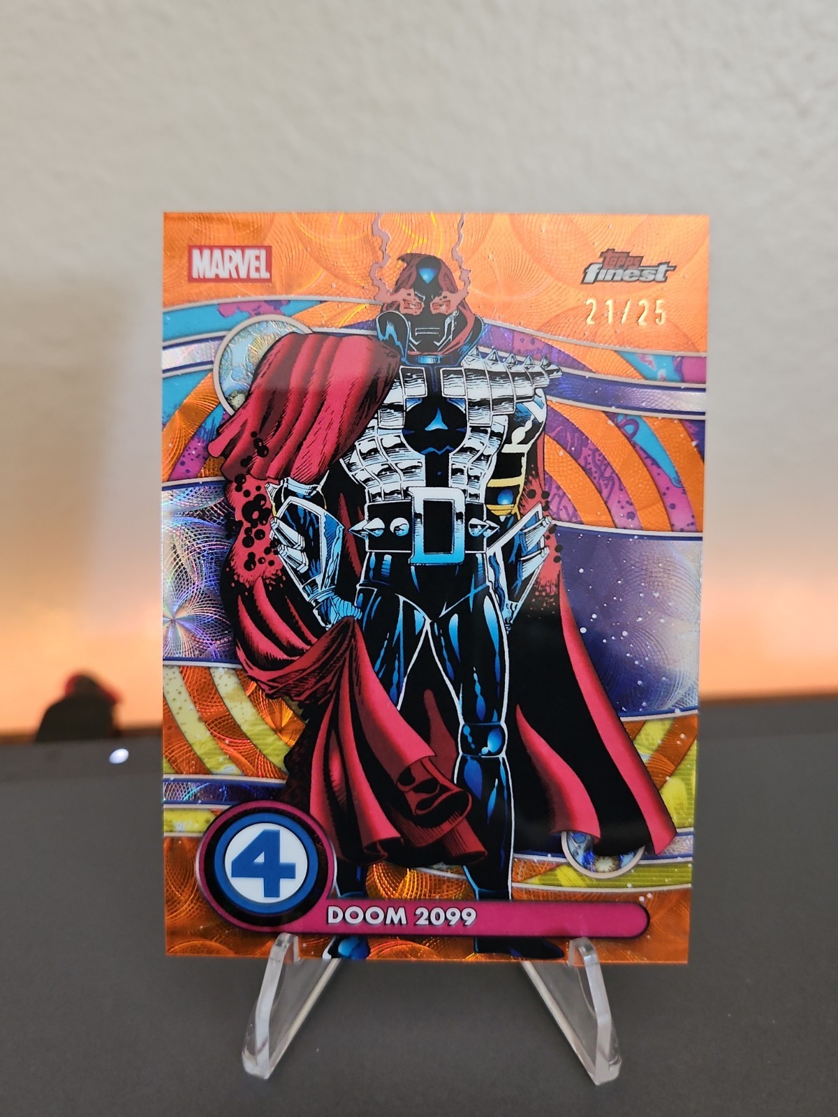 2026 Topps Finest Fantastic Four Doom 2099 zona negativa caleidoscopio arancione /25