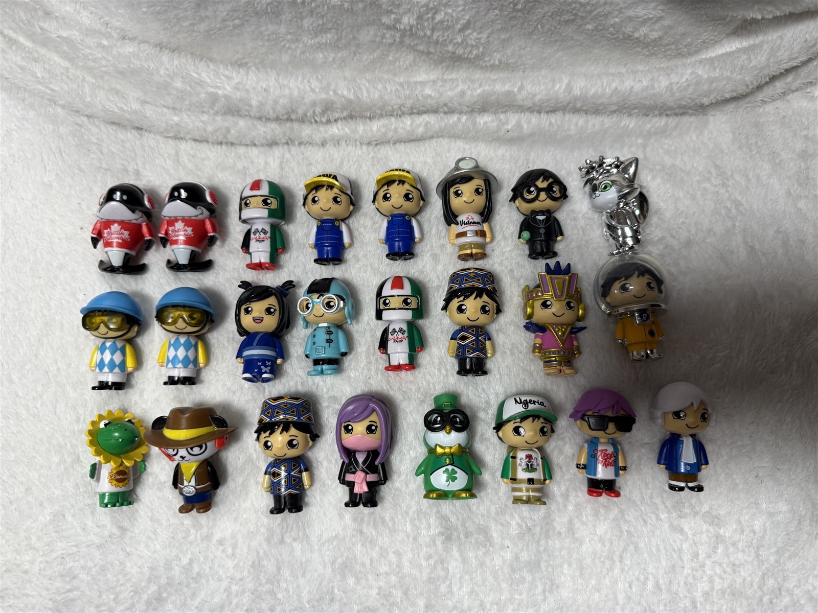 RYAN'S WORLD LOTTO DI 24 PERSONAGGI GIOCATTOLO FIGURE