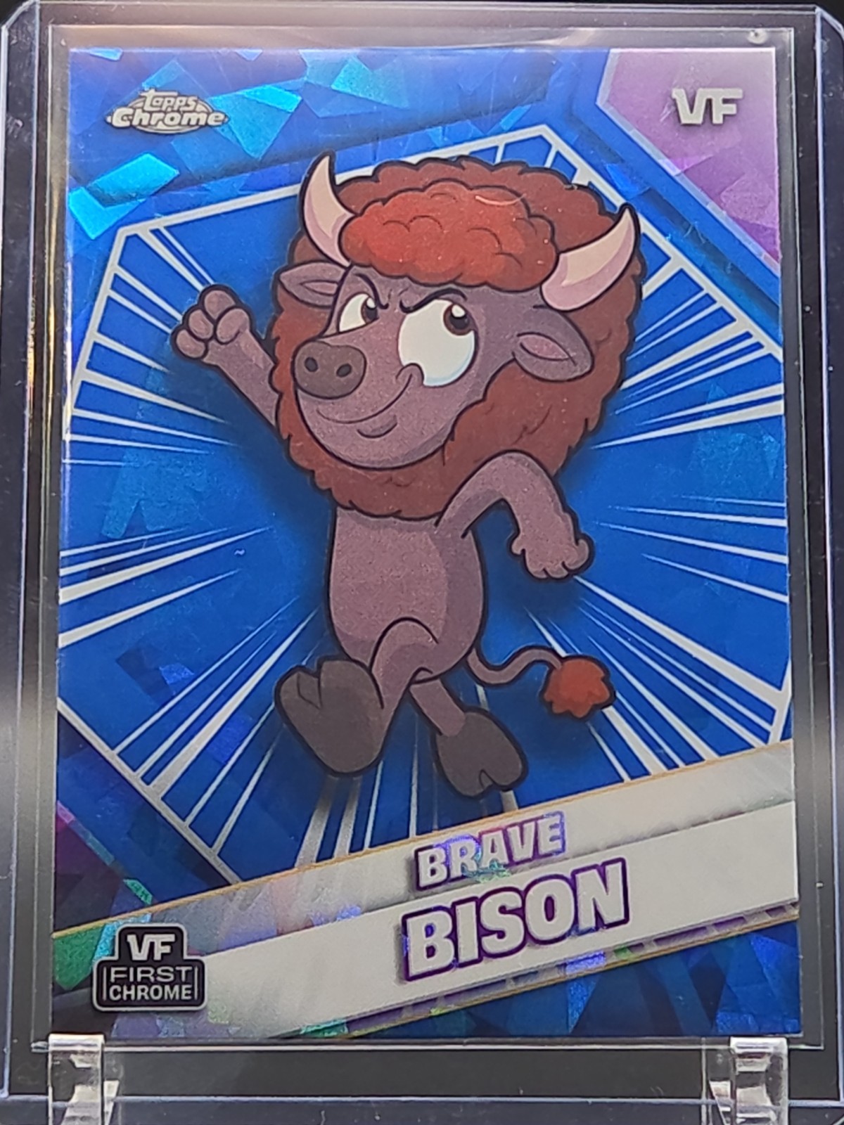 2026 Topps Chrome VeeFriends *Zaffiro* Brave Bison #37 SP Edizione Limitata