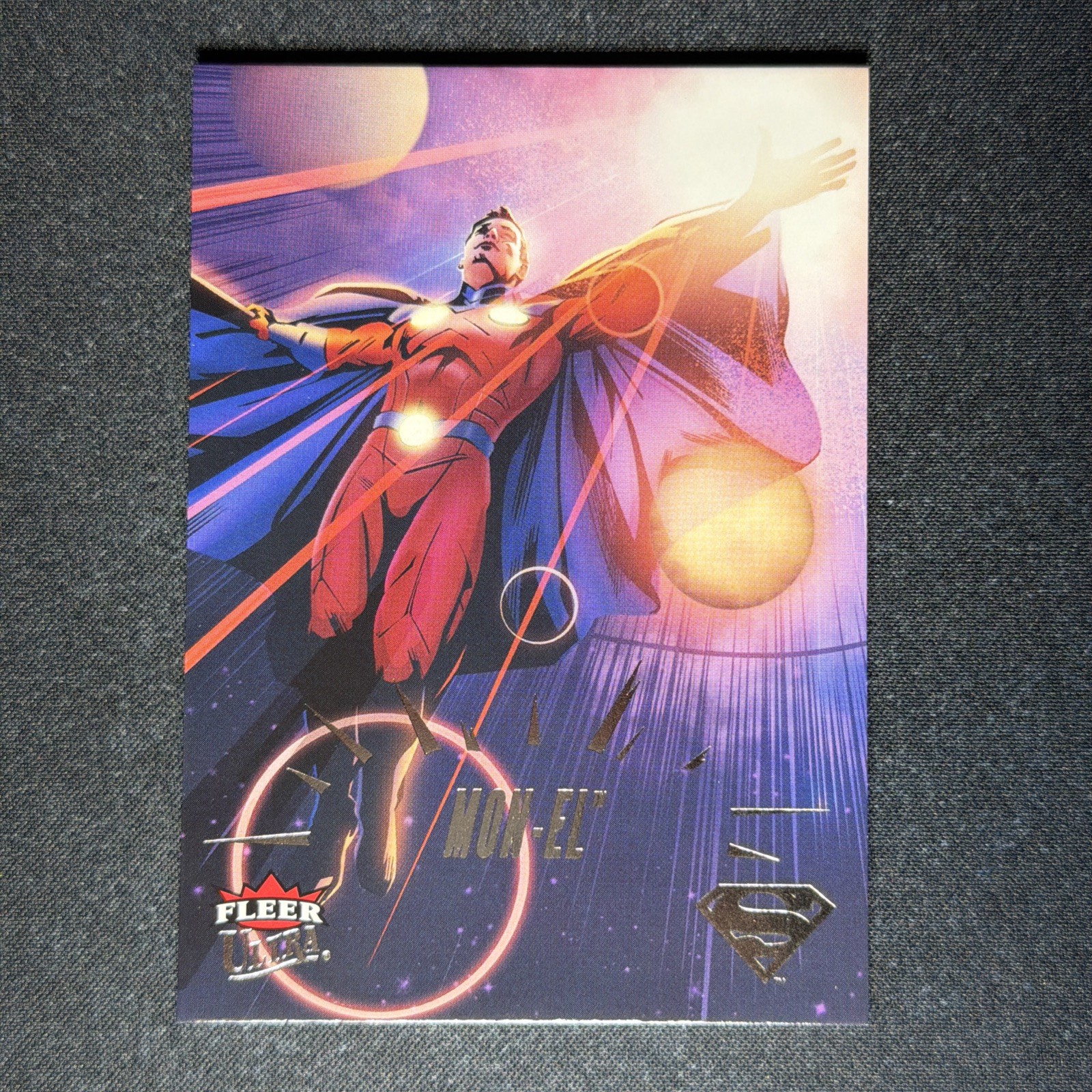 2025 Fleer/UD Ultra Superman Mon-El #28 Artista: Dennis Calero ✨NM+ Spedizione gratuita