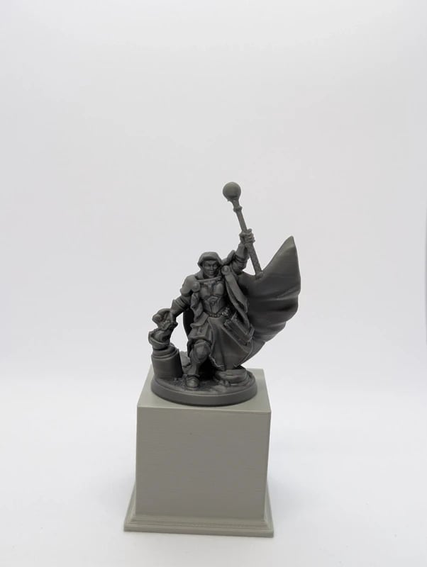Miniatura Sacerdotessa Guerriera, per D&D e HeroQuest, da dipingere