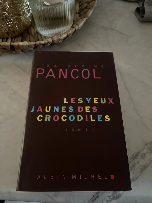 Livre les yeux jaune des crocodiles