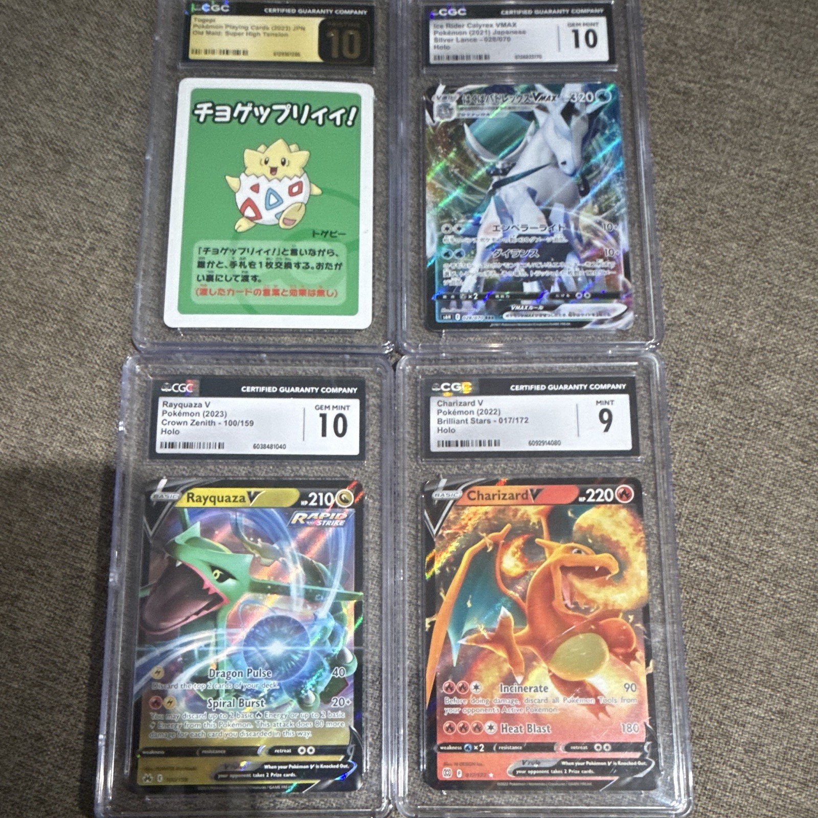 Lotto Holo Charizard V Rayquaza V Ice Rider Calyrex VMAX Togepi classificato CGC