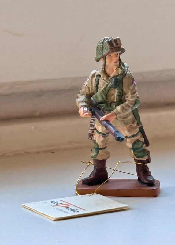 Paracadutista americano della Seconda Guerra Mondiale in Normandia nel 1944.