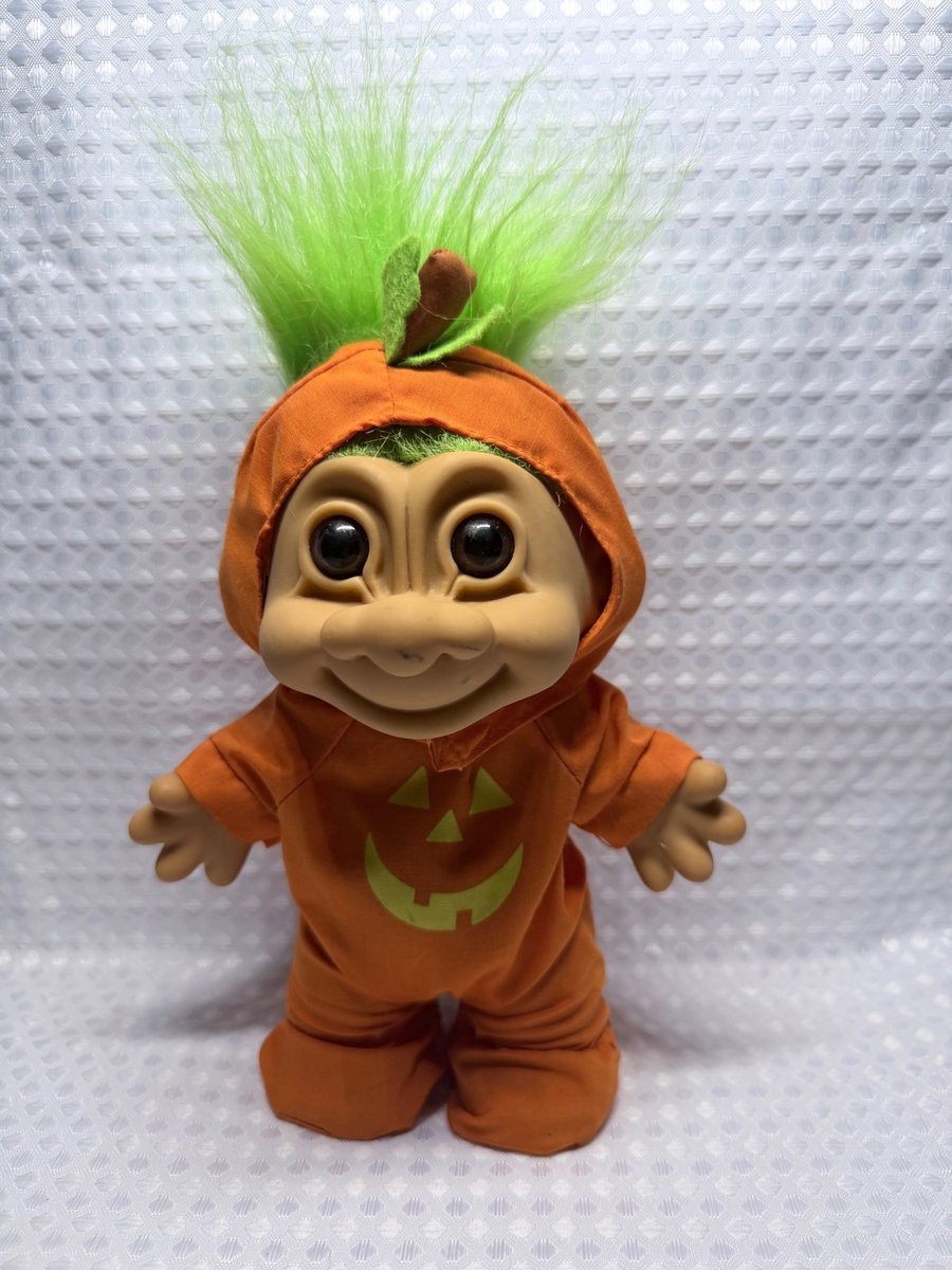 Vintage 1994 Russ Berrie Troll bambola Halloween zucca costume capelli verdi 8"
