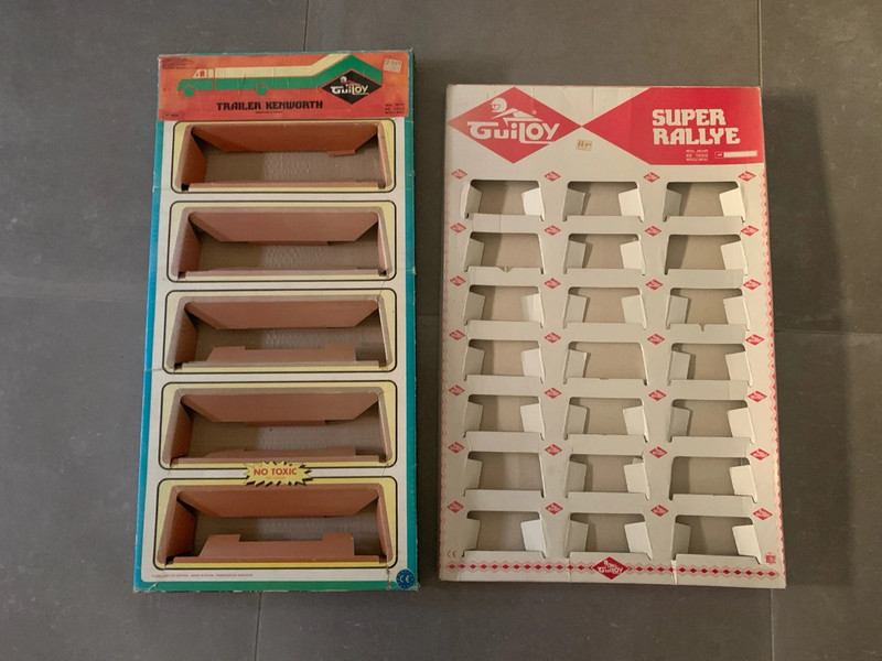 Lot de deux présentoirs guiloy