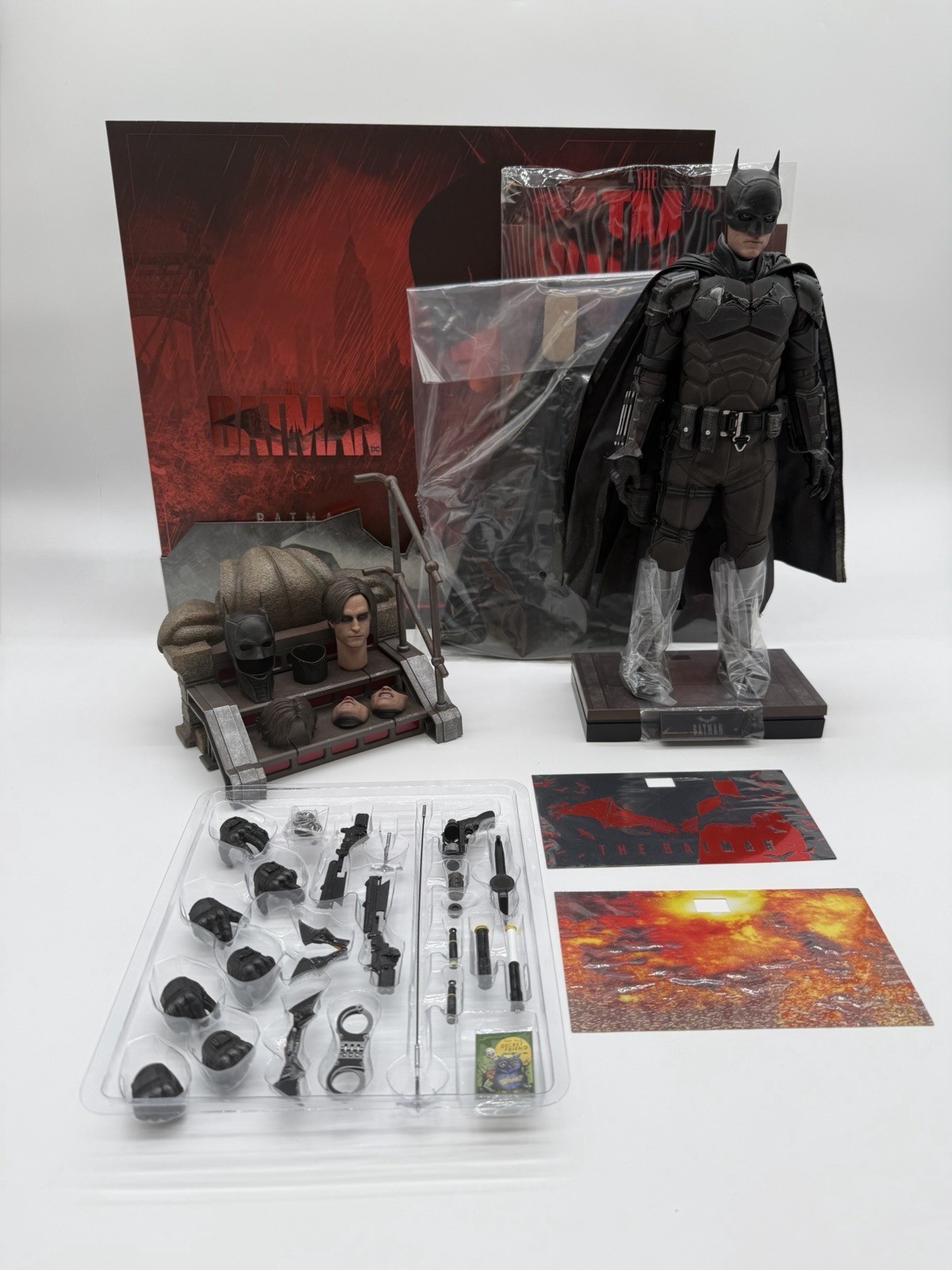 Hot Toys The Batman Deluxe Version 1/6 Scale Collectible Figure MMS639