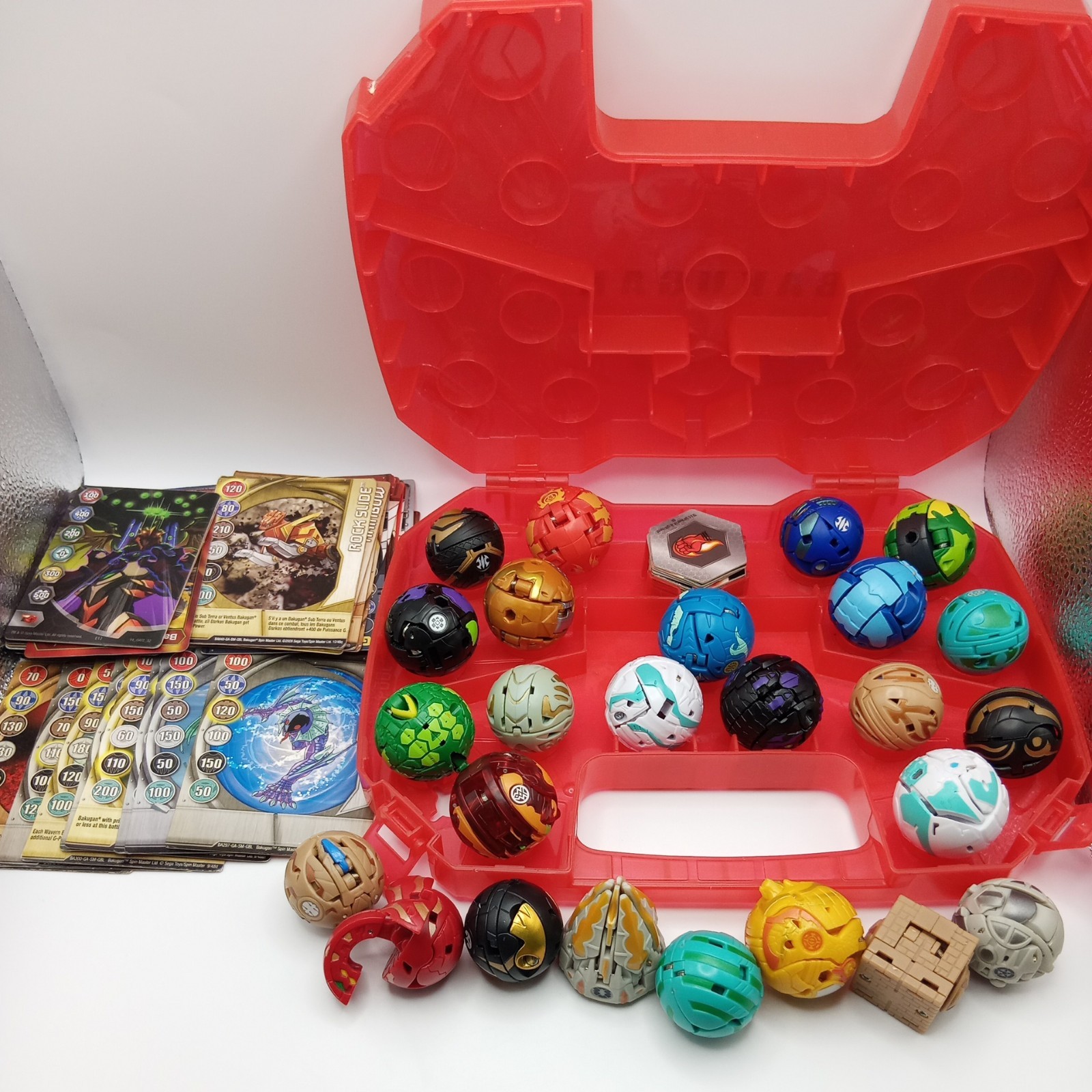 Grande pacchetto di action figure, carte e custodia Bakugan Battle Brawlers vintage 