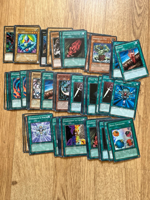 Lot de cartes yu gi oh anciennes moins de 100 cartes environ