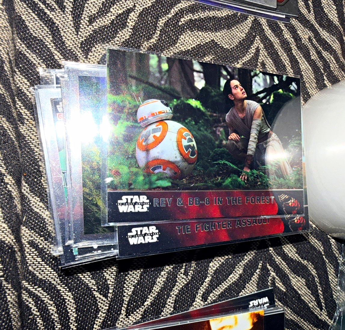 Topps Star Wars Il Risveglio della Forza Rey & BB-8 Rey & BB-8 nella Foresta #63
