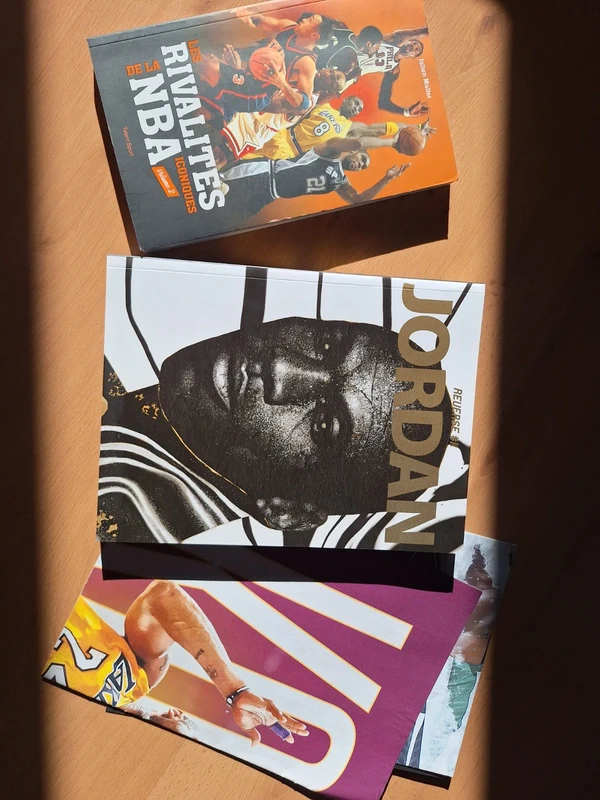 Lot NBA / Jordan : Mook + Livre + Posters Kobe / Lebron