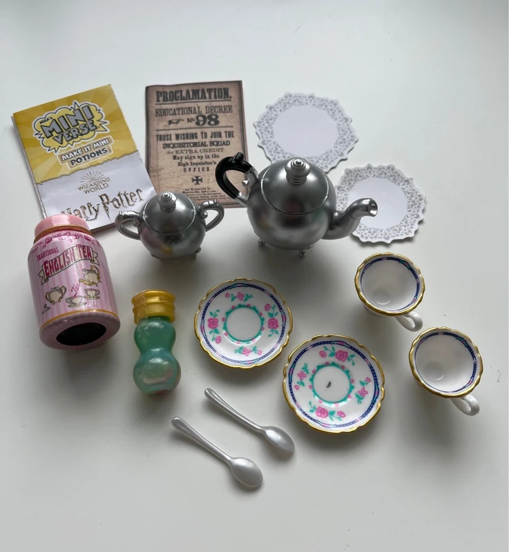 Miniverse Harry Potter Dolores Umbridge tea set