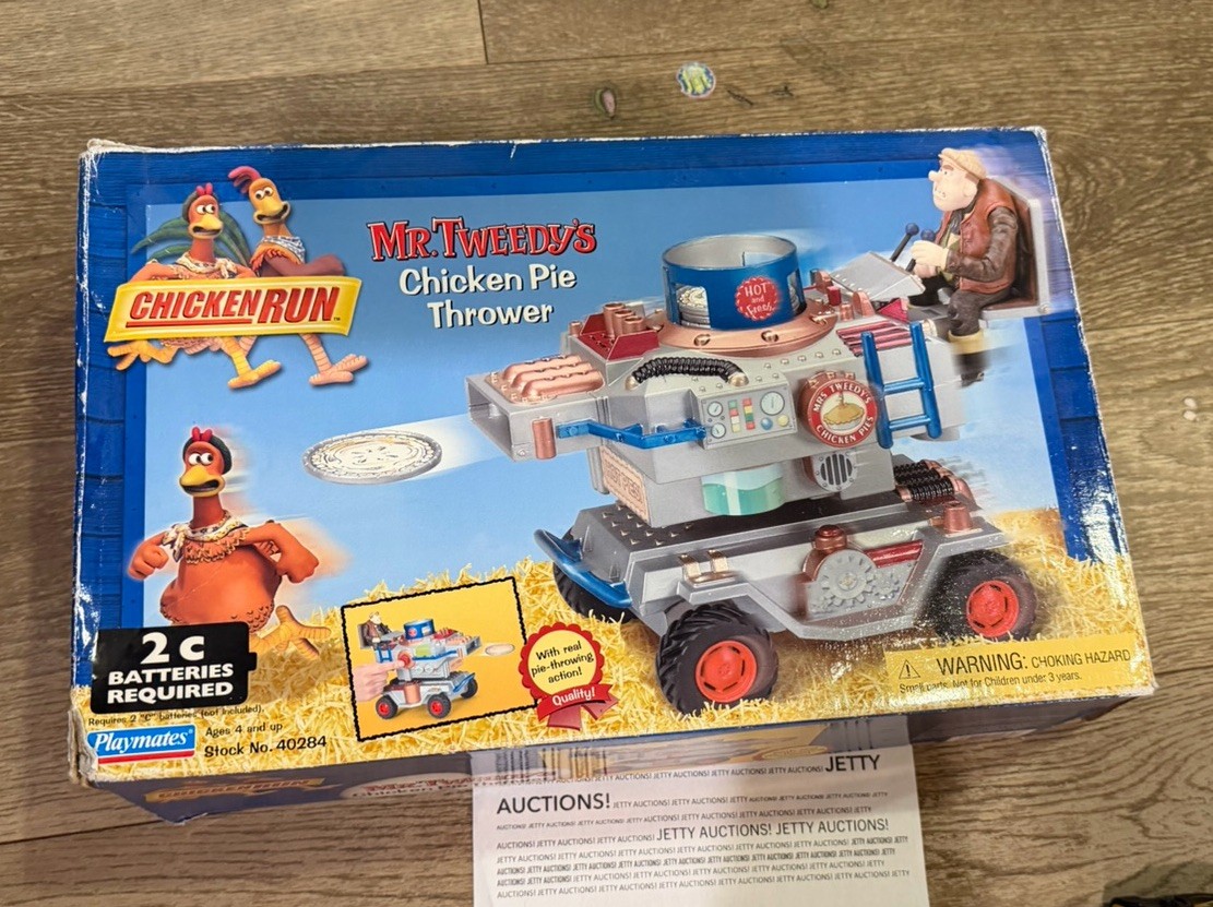 Playmates Toys Chicken Run MRS. TWEEDY'S CHICKEN PIE THROWER Vehicle Open Box