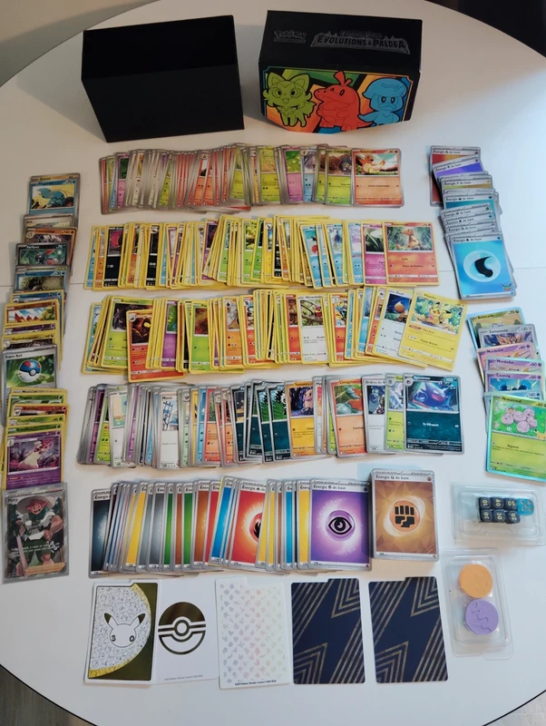Lot de + de 360 cartes pokémon dans une ETB EV2 + goodies
