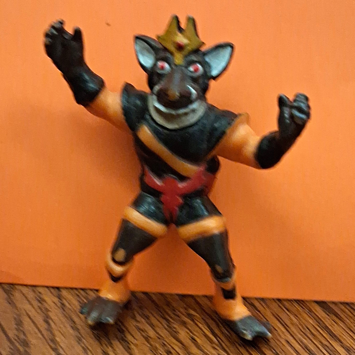 action figure rat king rat con corona nero marrone rosso giallo plastica