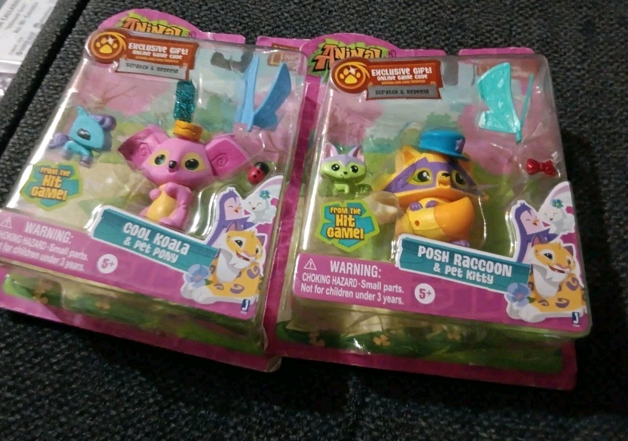 (2) Figurine National Geographic Animal Jam con CODICI Cool Koala & Posh Raccoon