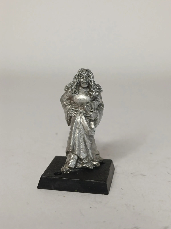 Marauder Miniatures CZ 26 - Citizen Lady in Dress (1989) Citadel Oldhammer