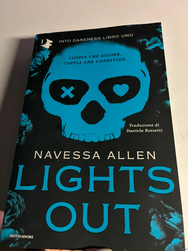 Lights out di Navessa Allen (in italiano)