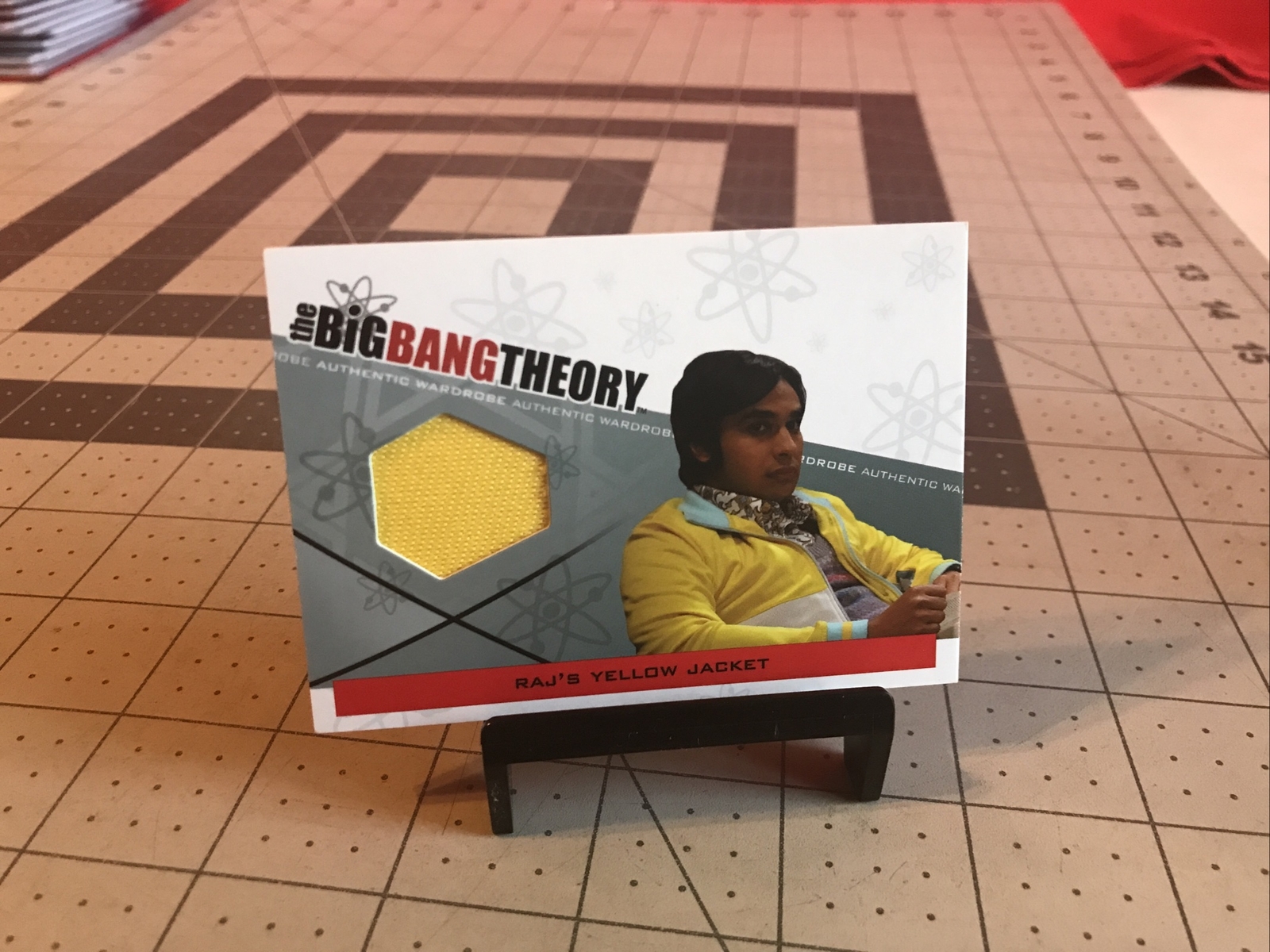 2012 Cryptozoic Big Bang Theory Raj’s Giacca Gialla Autentica Carta Armadio