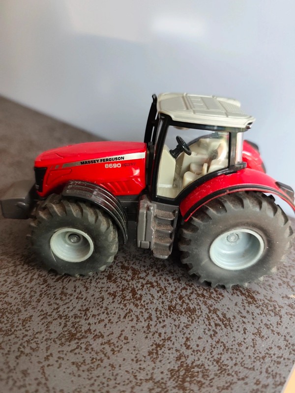 Tracteur Massey Ferguson 8690 échelle 1/32