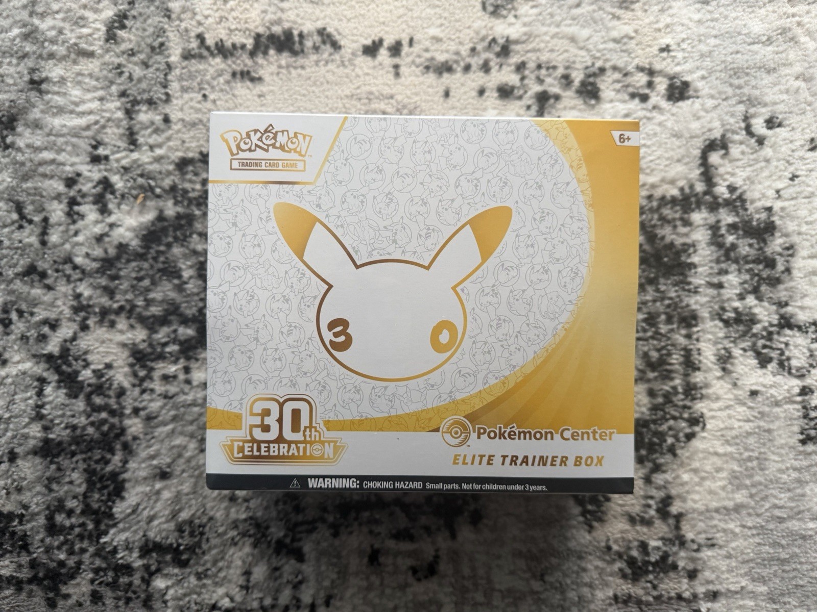 Pokemon Center Exclusive 30th Anniversary ETB Elite Trainer Box sigillato, in mano