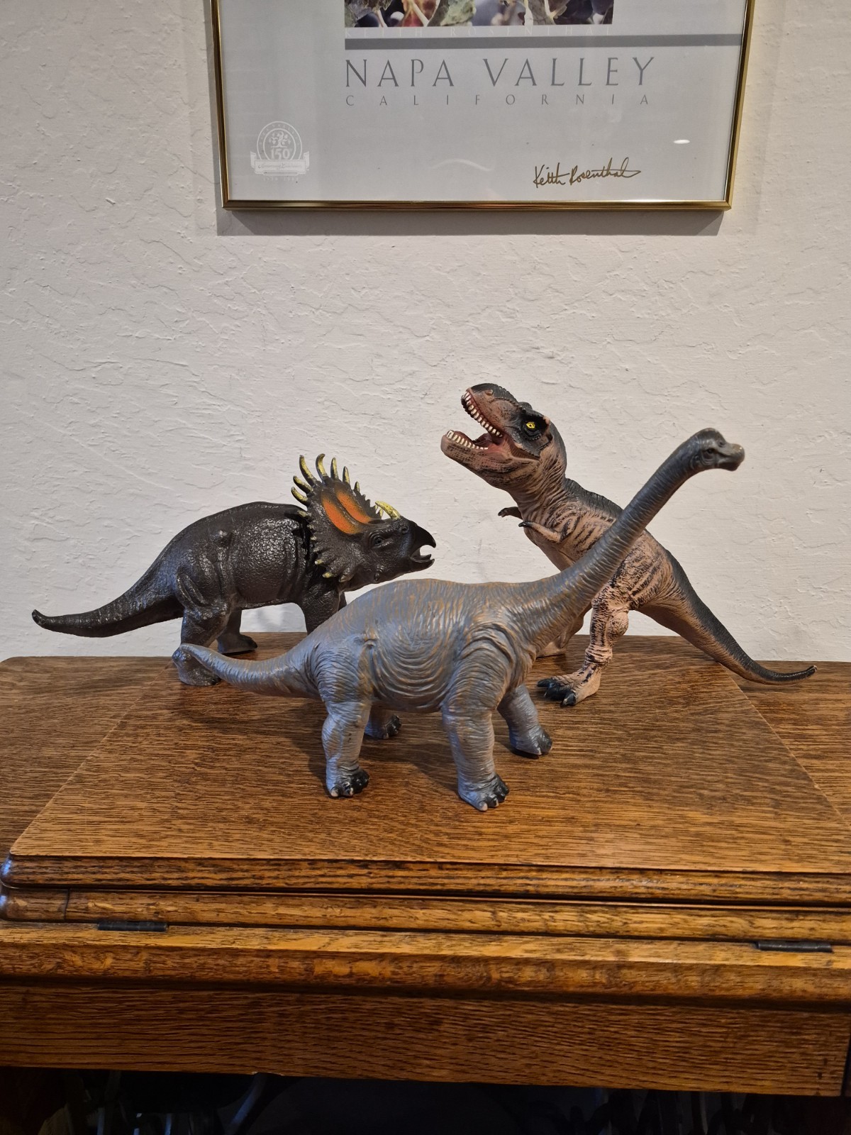 Set di tre giocattoli dinosauri in plastica o gomma stampati