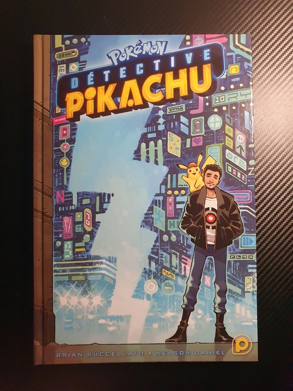Livre détective pikachu en parfait état