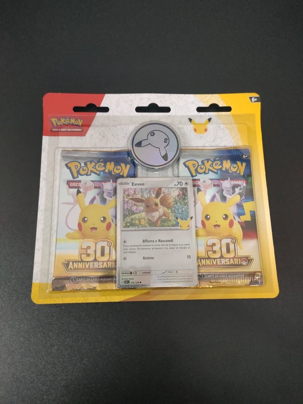 Pokémon Blister 30° Anniversario - Promo Eevee + 2 Buste + Moneta Pikachu