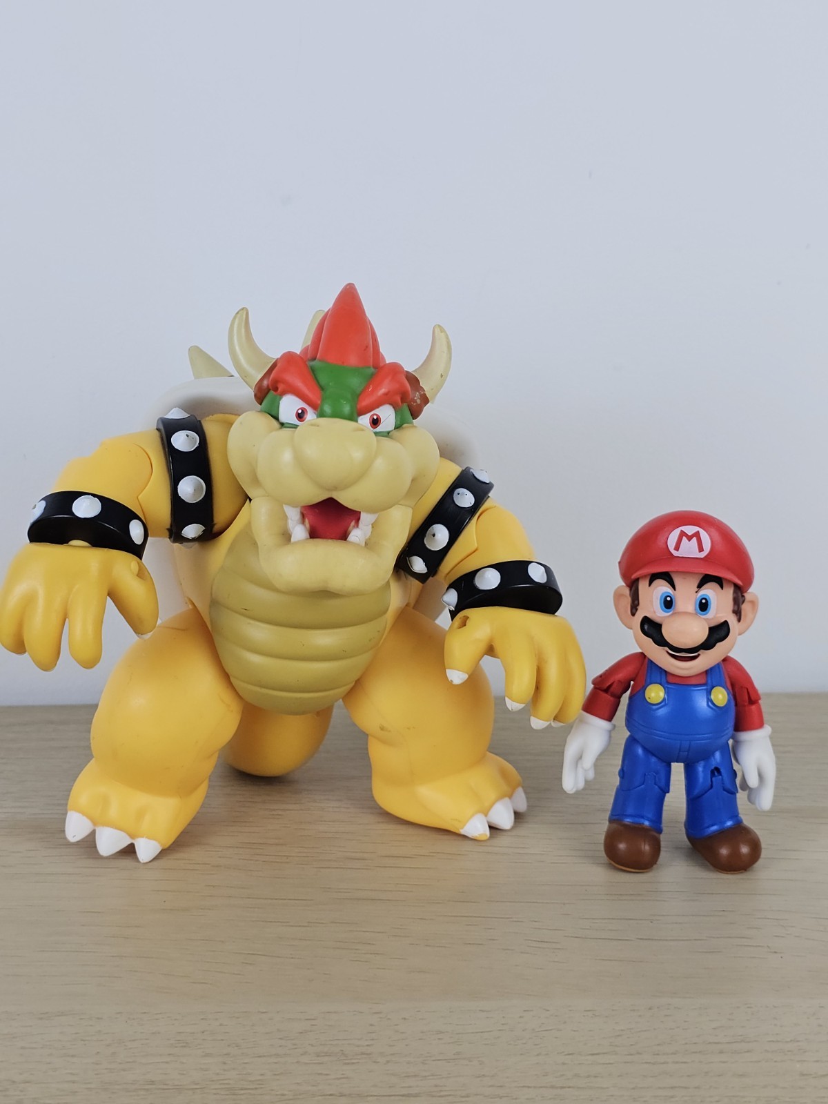 Pacchetto personaggi giocattolo Jakks Pacific Nintendo articolati Bowser 7" e Mario 4" 