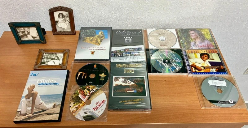 Lote de CDs, DVDs de viajes y marcos de fotos