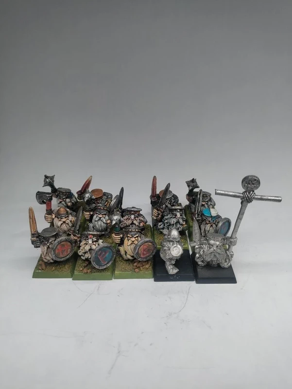 Regimiento de 14 enanos barbaslargas de Warhammer