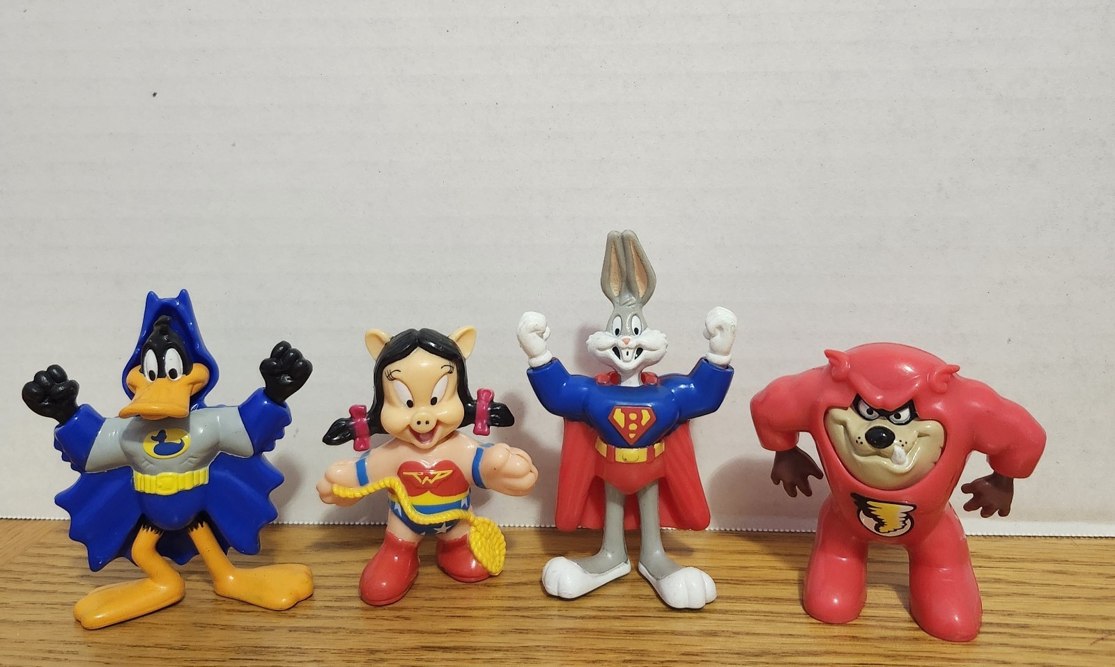 Figurine vintage Looney Tunes SuperHero con costumi rimovibili - insetti, Taz, Daffy, Petunia