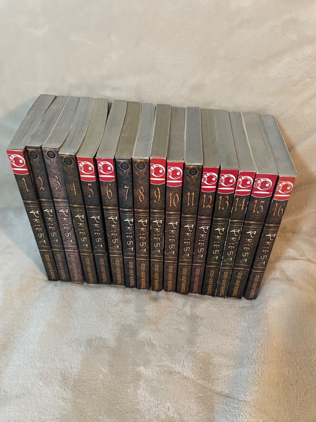 Set completo manhwa Sacerdote 1-16 di Min-Woo Hyung di Tokyopop